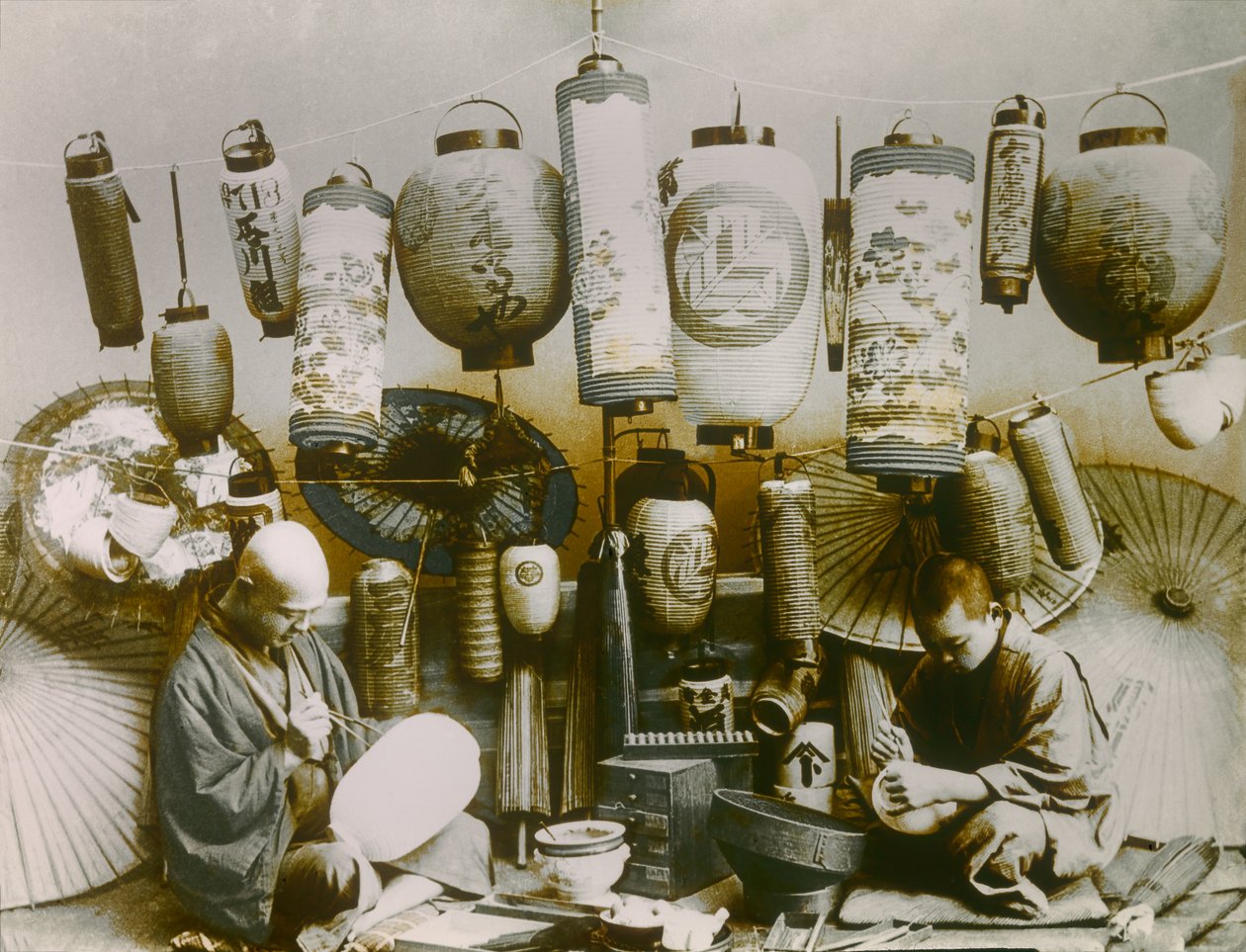 صورة لصانع فوانيس ومظلات ياباني، حوالي عام 1900 - 1915 (صورة فوتوغرافية) بواسطة 