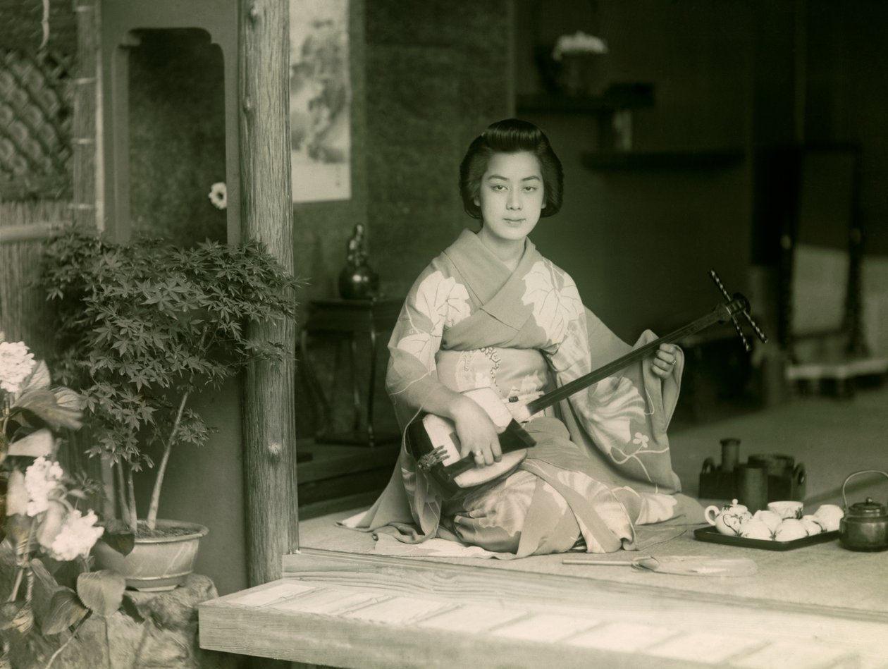 صورة لامرأة يابانية تعزف على الشاميسين حوالي عام 1900 - 1915 (صورة فوتوغرافية) بواسطة 