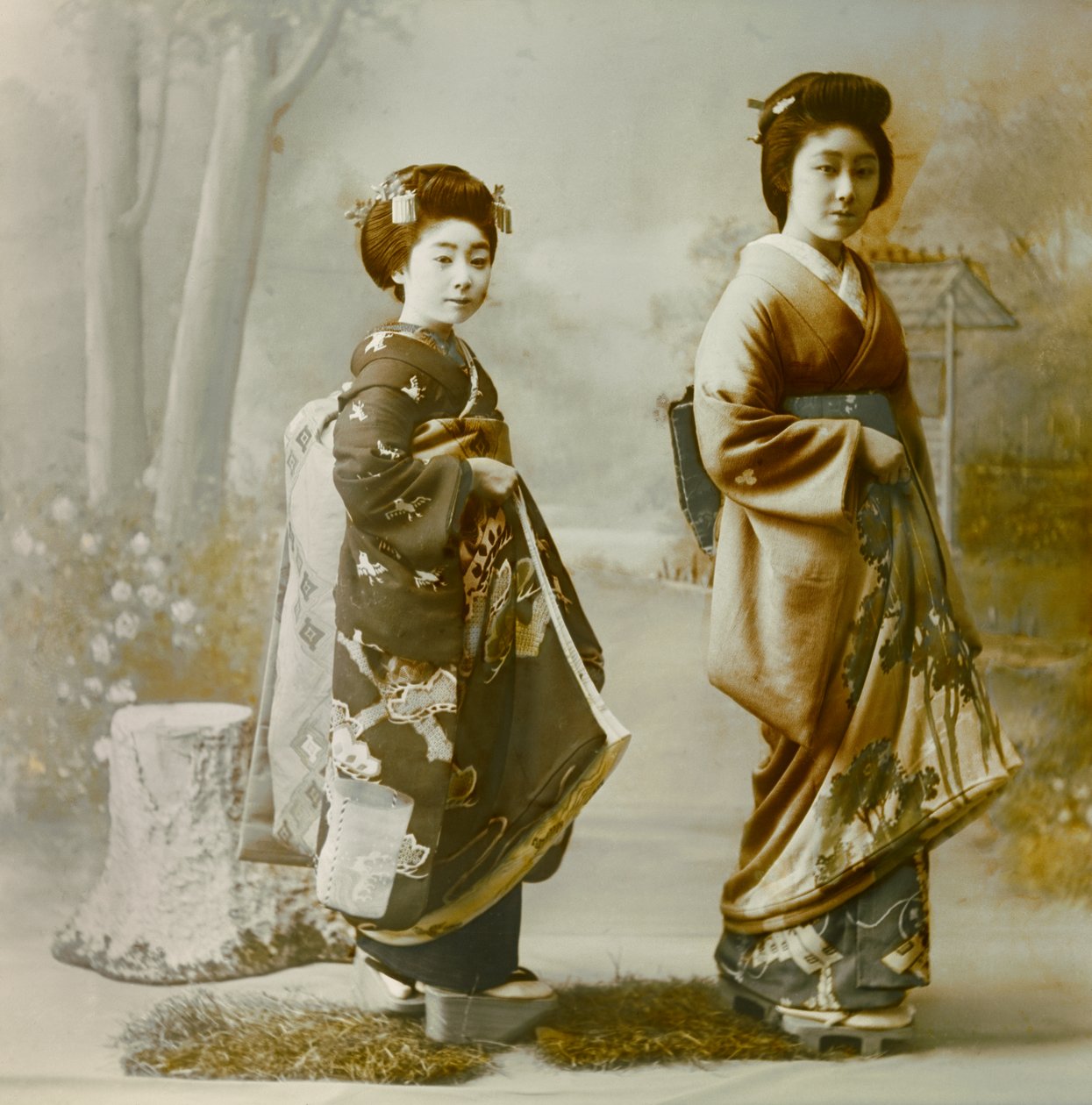 صورة لشابين من الغيشا حوالي عام 1900 - 1915 (صورة فوتوغرافية) بواسطة 