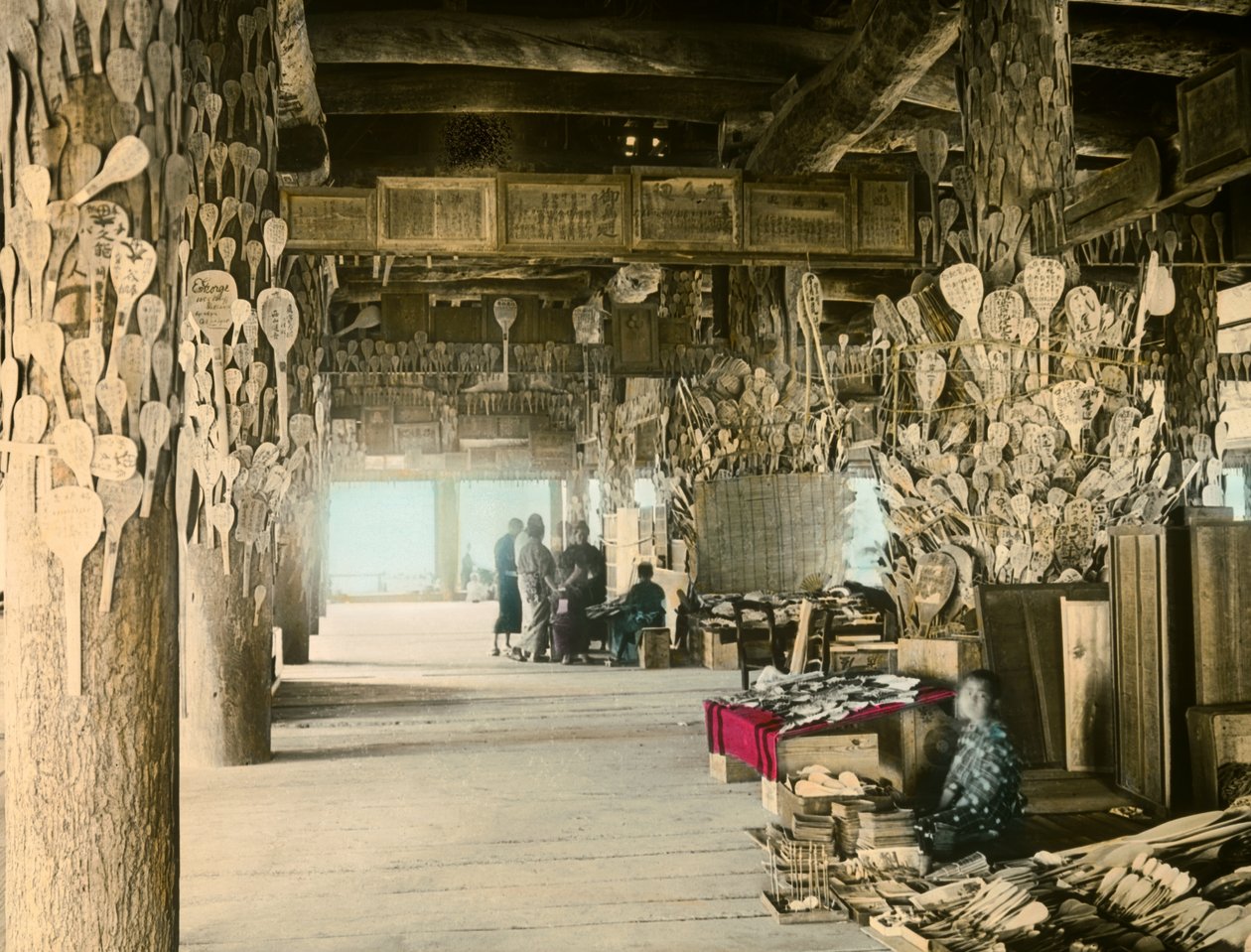 بائع ملاعق الأرز في جناح ألف تاتامي، مياجيما، حوالي عام 1900 - 1915 (صورة فوتوغرافية) بواسطة 