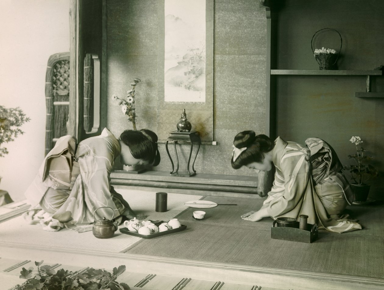 امرأتان يابانيتان بالزي التقليدي تحيي كل منهما الأخرى قبل حفل الشاي، حوالي عام 1900 - 1915 (صورة فوتوغرافية) بواسطة 
