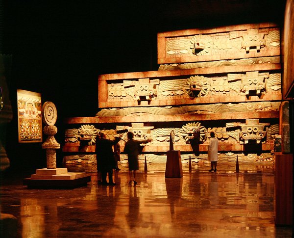 استنساخ معبد كويتزالكواتل من تيوتيهواكان (حجر مطلي) (انظر أيضًا 207570 و 207569) بواسطة تيوتيهواكان