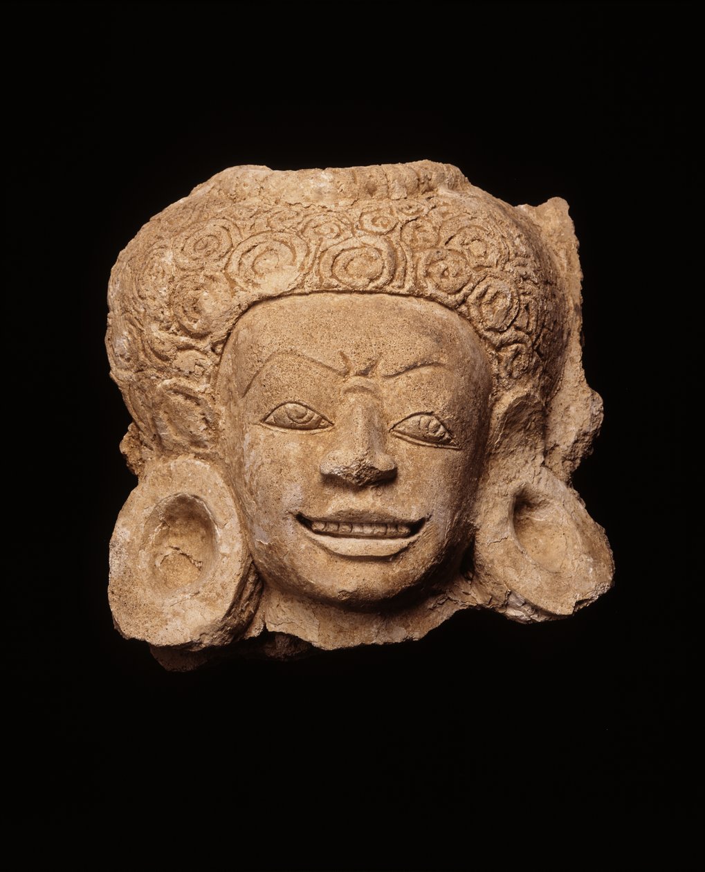 رأس شيطان ، من Chedi Chula Pathom ، فترة Davaravati (الجص) بواسطة المدرسة التايلاندية