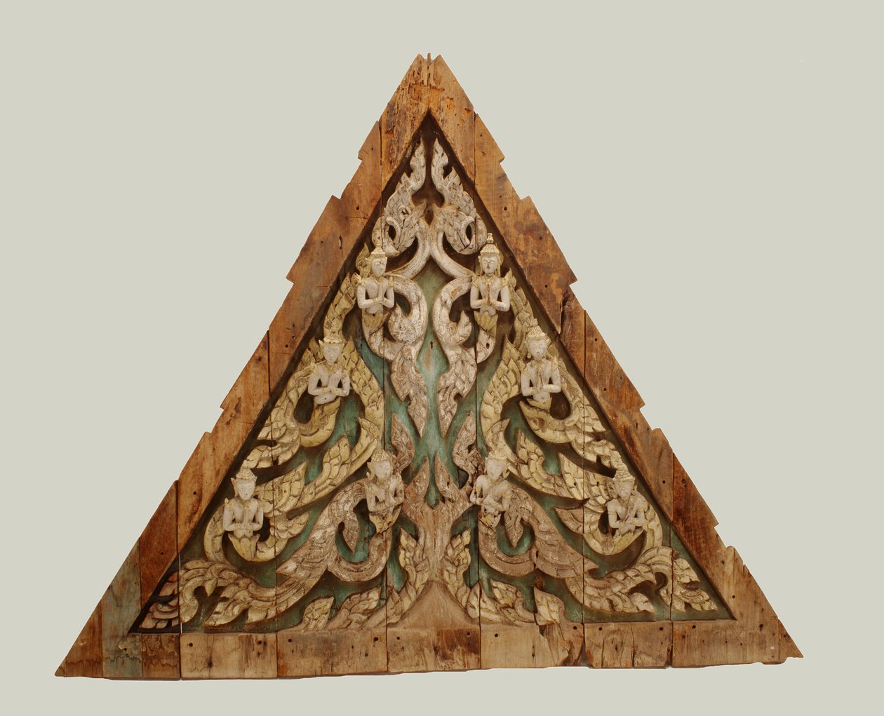الجملون من معبد تايلاندي في أواخر فترة أيوثايا (1351-1767) (خشب) بواسطة المدرسة التايلاندية