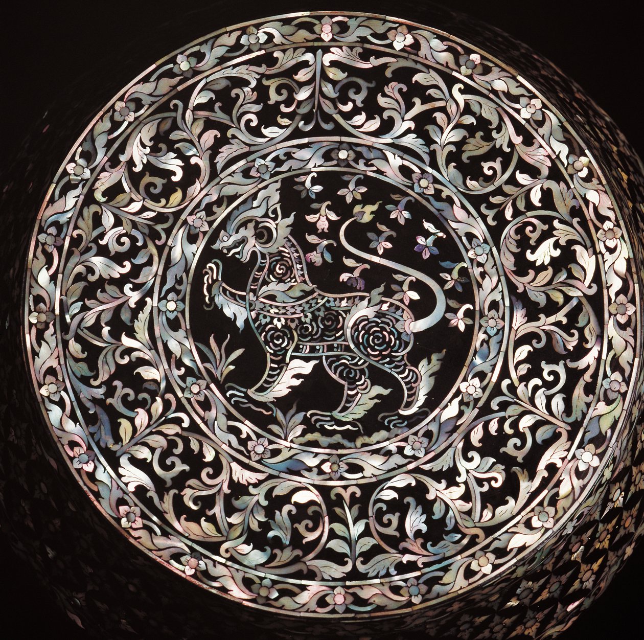 صندوق أم لؤلؤة مرصع يظهر سينجا (الأسد الملكي) (خشب) بواسطة المدرسة التايلاندية