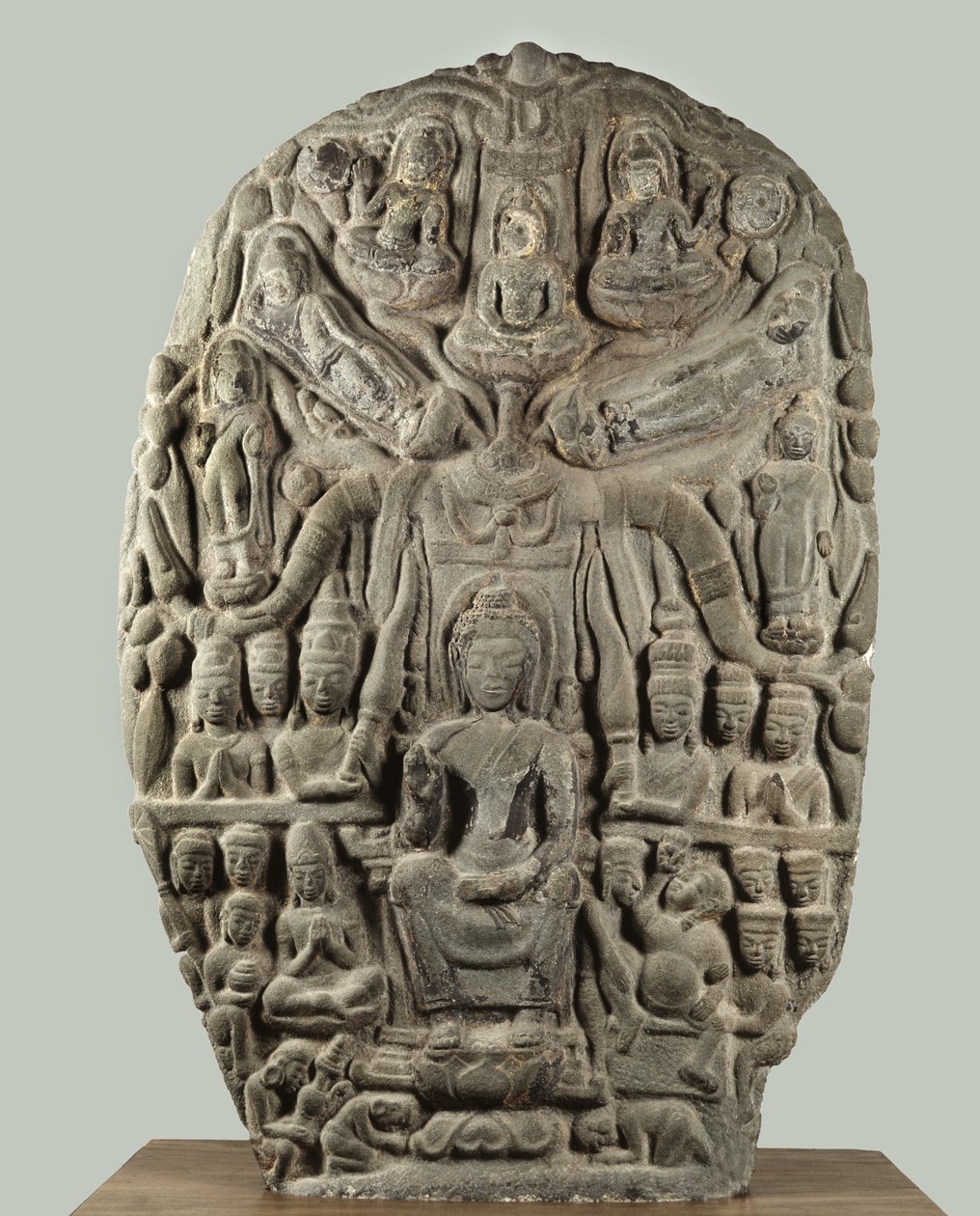 Stelae مع بوذا والآلهة العاشقة ، فترة Davaravati بواسطة المدرسة التايلاندية