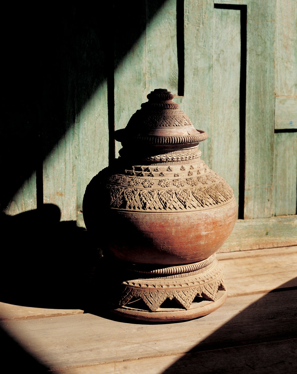 جرة الماء (السيراميك) بواسطة المدرسة التايلاندية