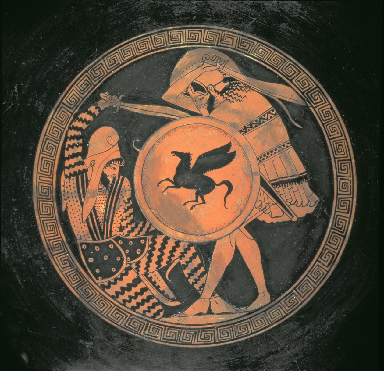 الشكل الأحمر Kylix ، يوضح مشهد معركة بين Hoplite ، يحمل درعًا مستديرًا بزخارف Pegasus وفارسي ، علية ، مستلق ، يوناني ، 460 قبل الميلاد (آنية فخارية) بواسطة رسام تريبتوليموس رسام تريبتوليموس