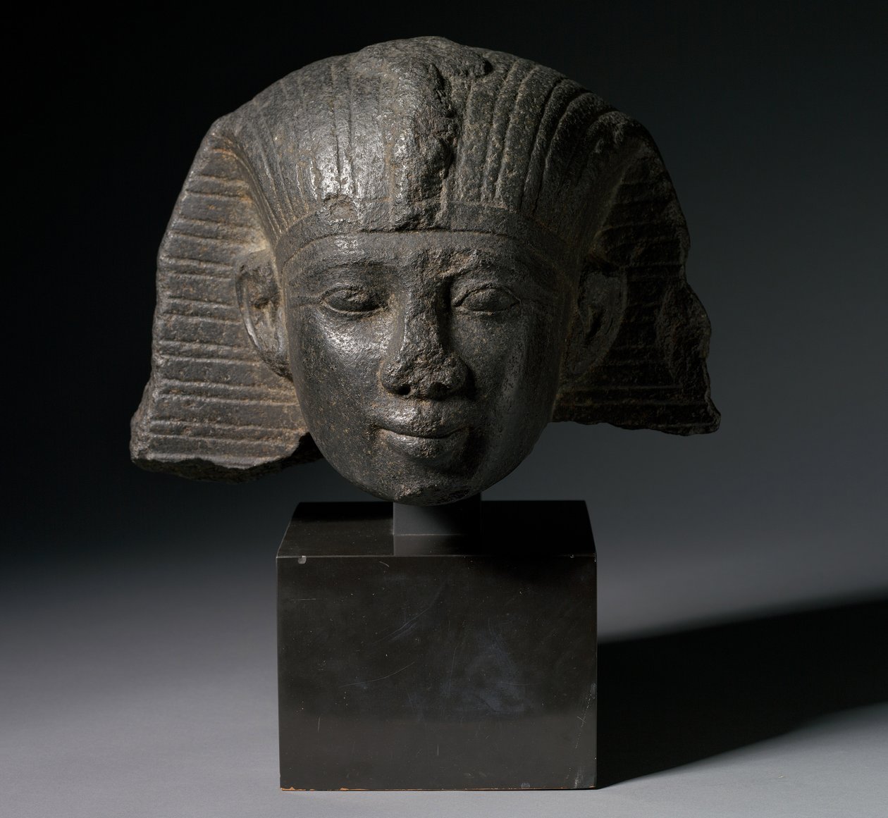رأس ملك ، الأسرة 21 أو 22 ، c.1069-715 قبل الميلاد بواسطة الفترة الانتقالية الثالثة المصرية