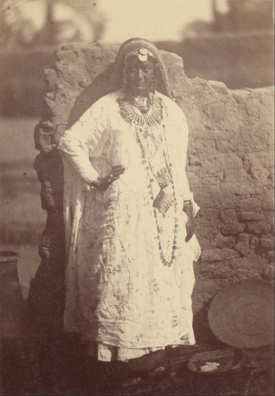 (صورة لامرأة أصلية واقفة) بواسطة Théodule Devéria