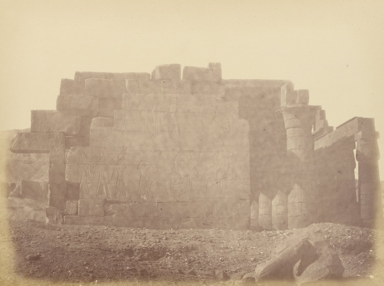 منظر قريب للجانب الخلفي من الرماسيوم بواسطة Théodule Devéria