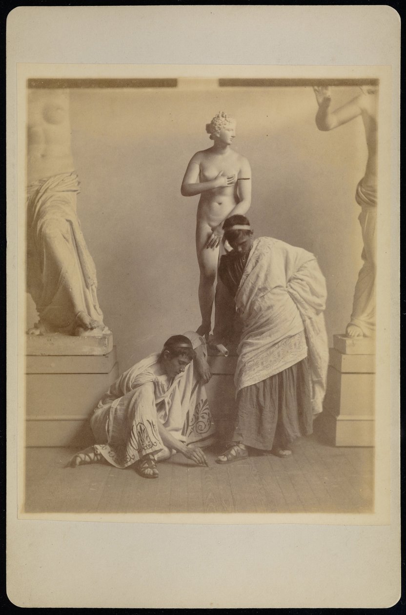 (اثنان من الطلاب في زي Grecian قبل الجص المصبوب من أفروديت في غرفة الصب في القلم ... بواسطة توماس إيكنز