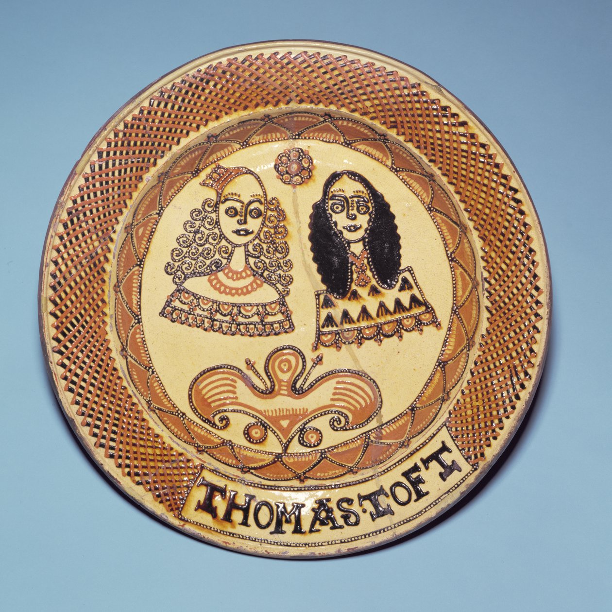 لوحة ستافوردشاير التي تصور الملك تشارلز الثاني (1630-1685) والملكة كاثرين براغانزا (1638-1705) (آنية فخارية) بواسطة توماس توفت