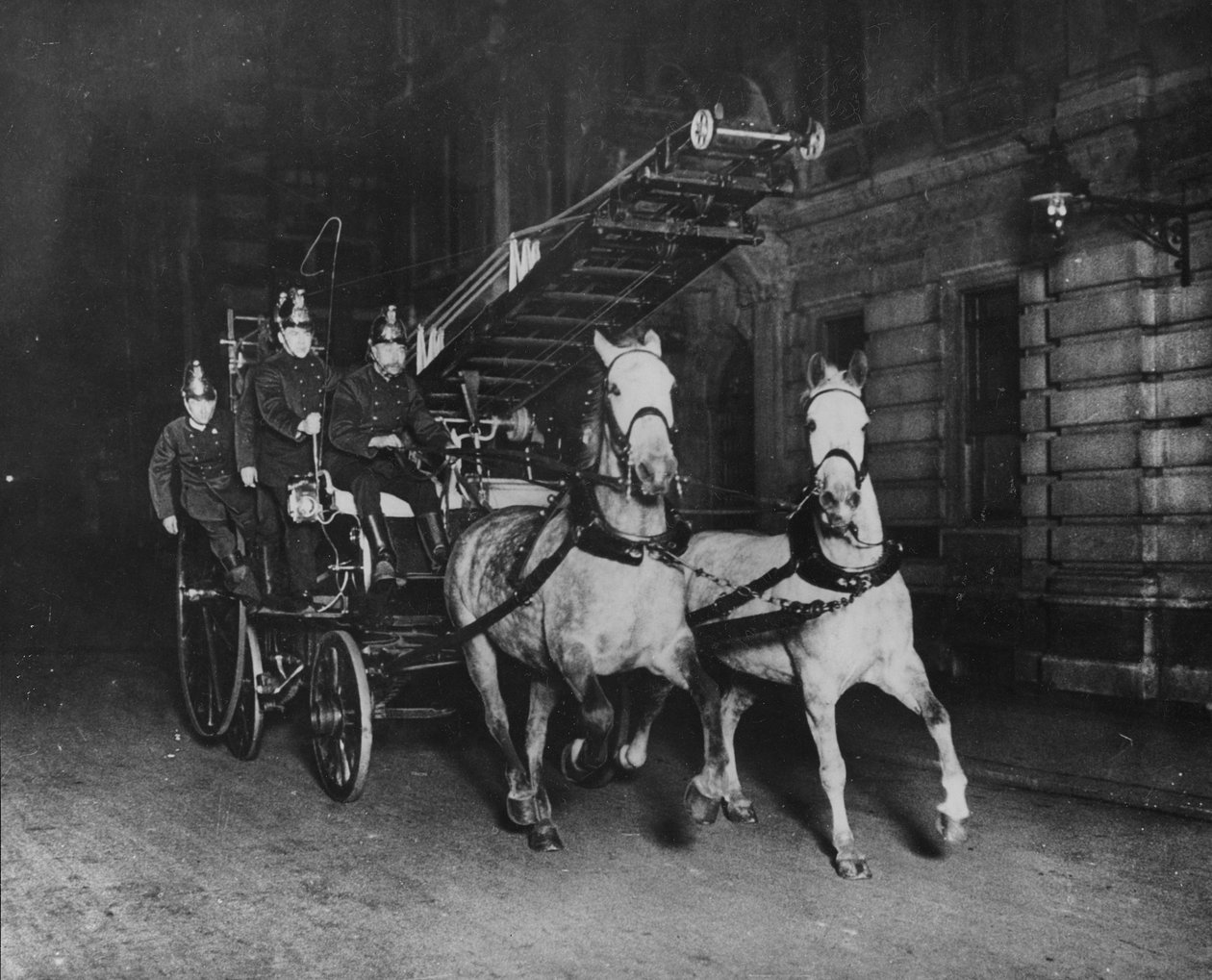 فرقة الإطفاء ، 2 أبريل 1914 بواسطة توماس إي وهوراس جرانت جرانت