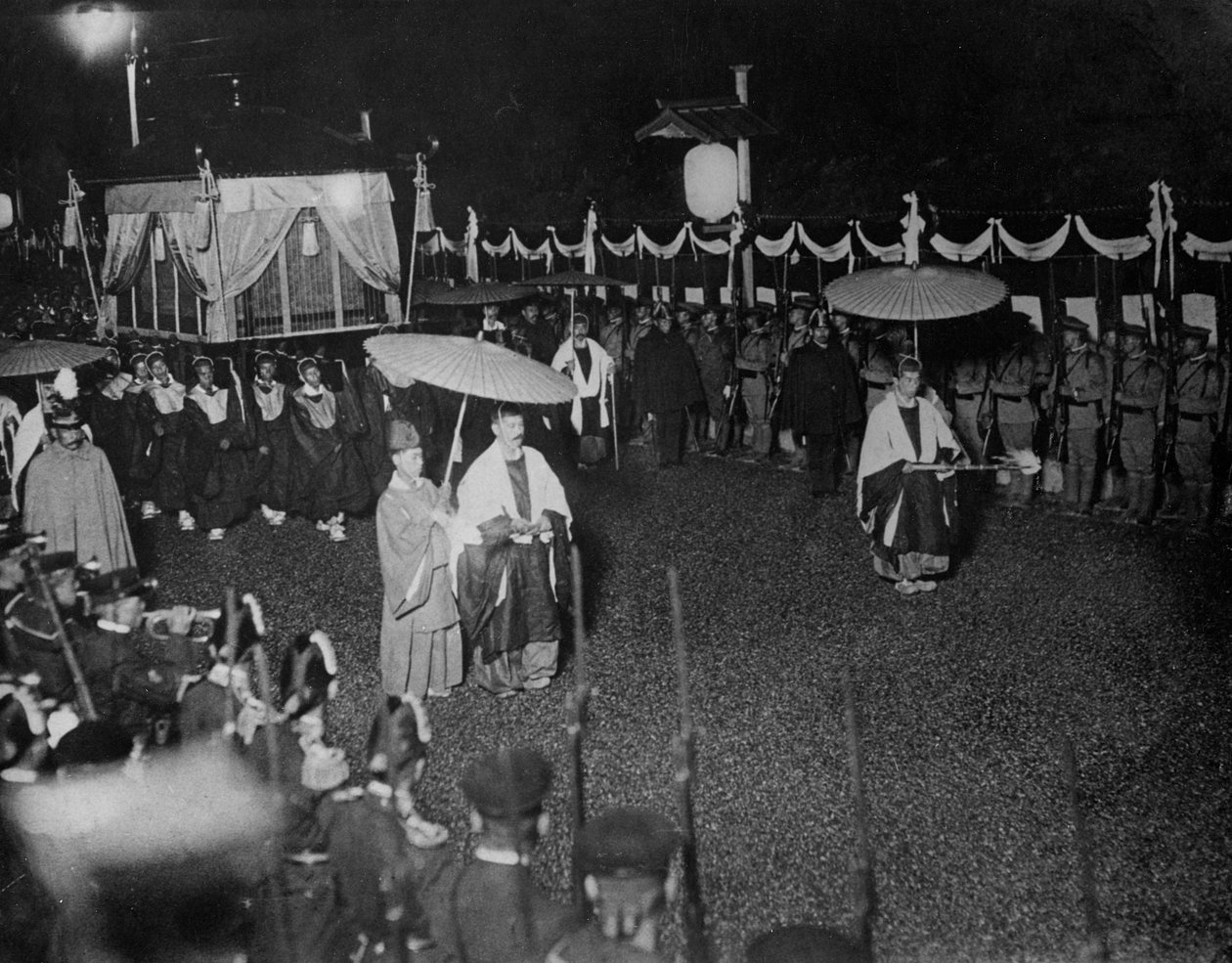 جنازة ميكادو ، سبتمبر 1912 بواسطة توماس إي وهوراس جرانت جرانت