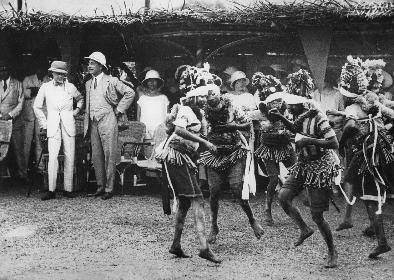 فتيات من قبيلة البوندو يرقصن أمام الأمير فريتاون ، سيراليون ، 1925 بواسطة توماس إي وهوراس جرانت جرانت