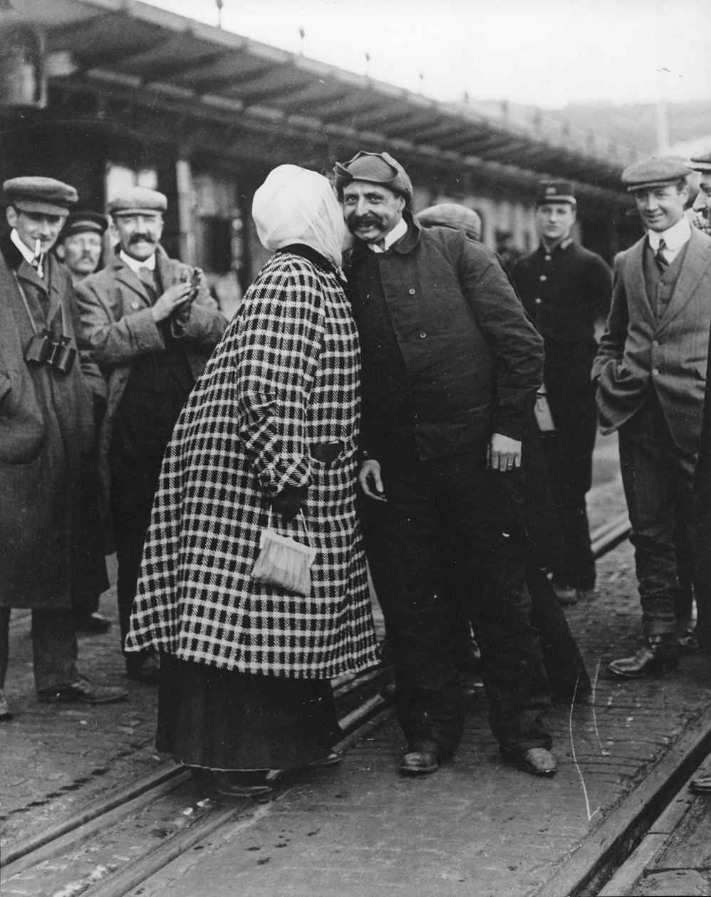 السيد والسيدة بليريوت بعد أن نقل الأول القناة عام 1910 بواسطة توماس إي وهوراس جرانت جرانت