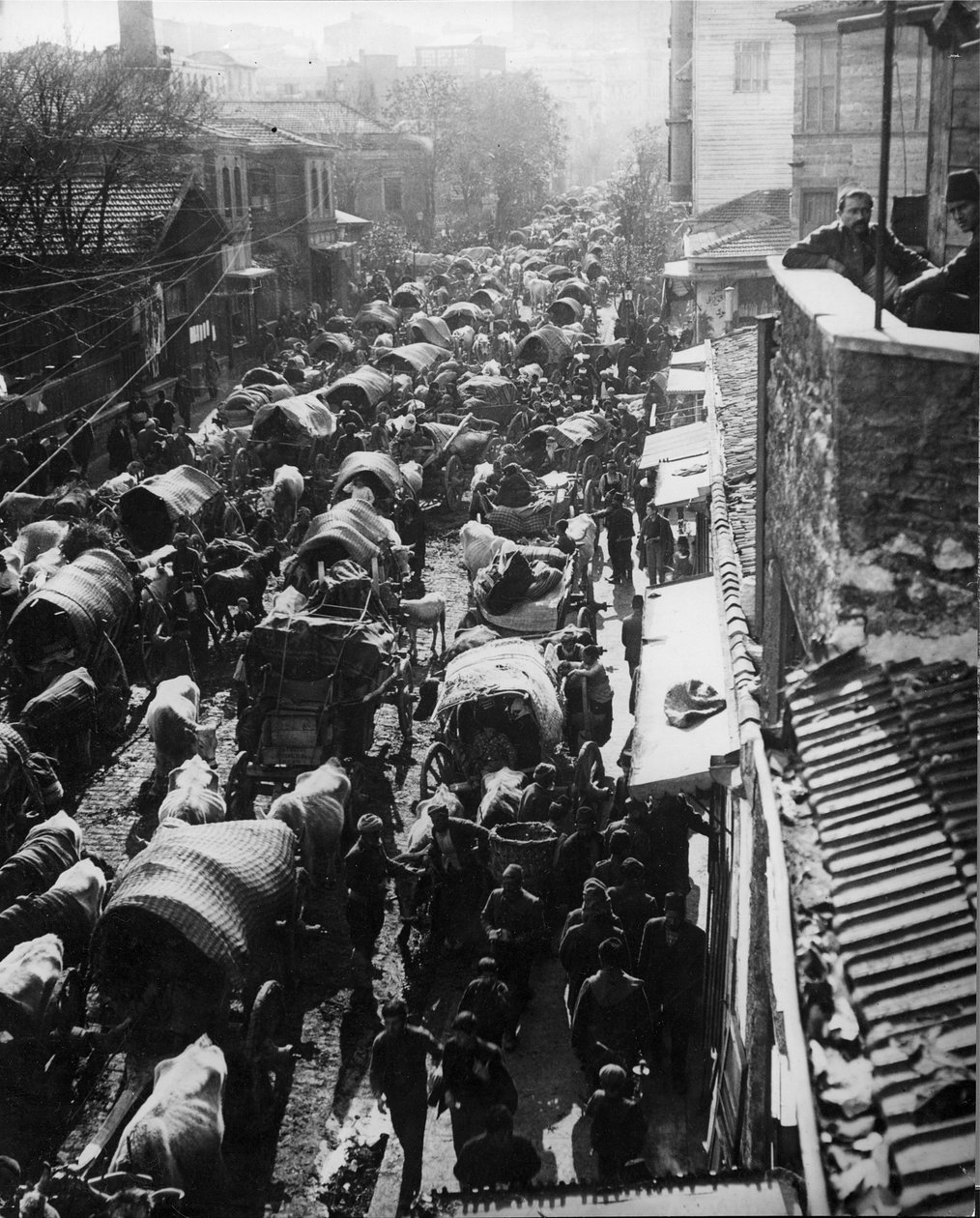 يتدفق اللاجئون إلى القسطنطينية ، بانتظار سفينة إلى آسيا خلال الثورة التركية ، 1909 بواسطة توماس إي وهوراس جرانت جرانت