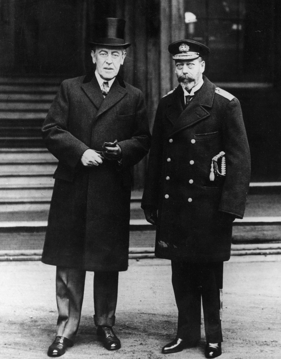 الملك يقف مع الرئيس ويلسون خارج قصر باكنغهام ، 31 ديسمبر 1919 بواسطة توماس إي وهوراس جرانت جرانت