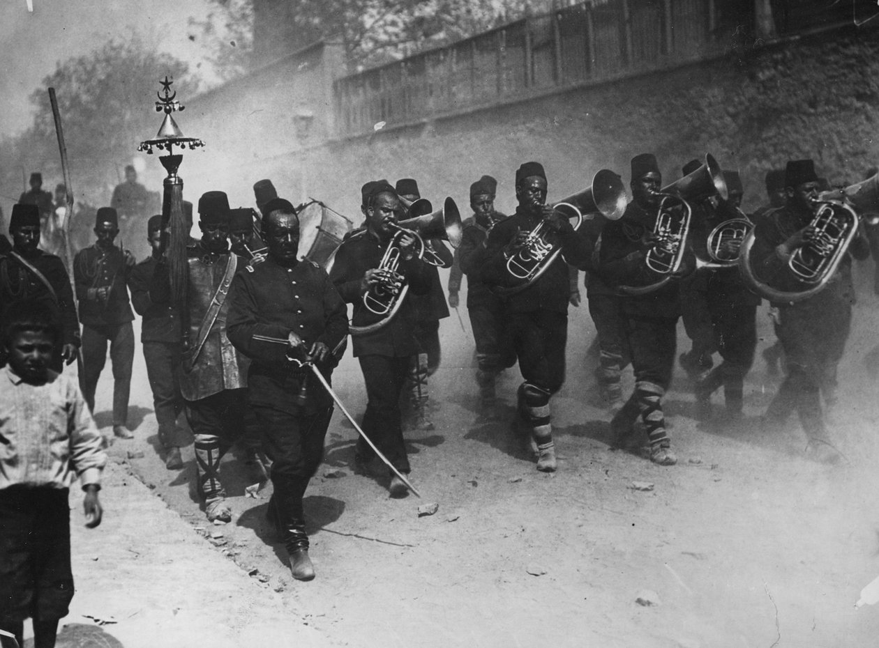 دخول منتصر إلى القسطنطينية من قبل الجنود الأتراك الشباب ، مايو 1909 بواسطة توماس إي وهوراس جرانت جرانت