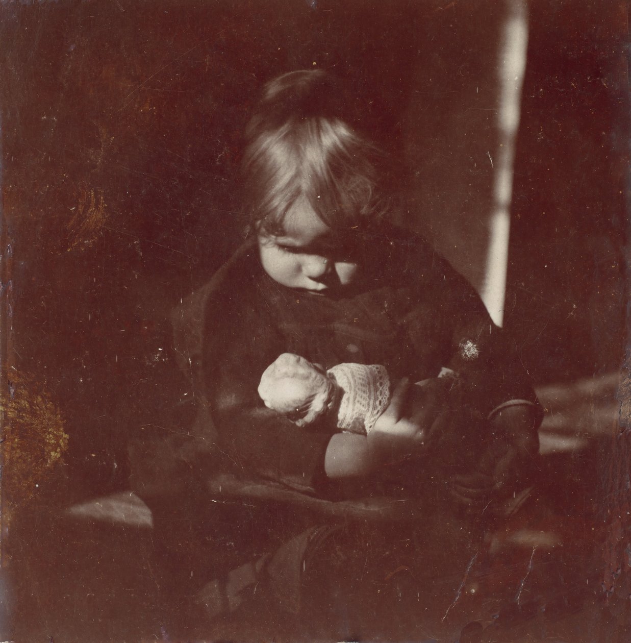 بيتي رينولدز مع Doll on Lap ، كاليفورنيا. 1885. بواسطة توماس إيكنز