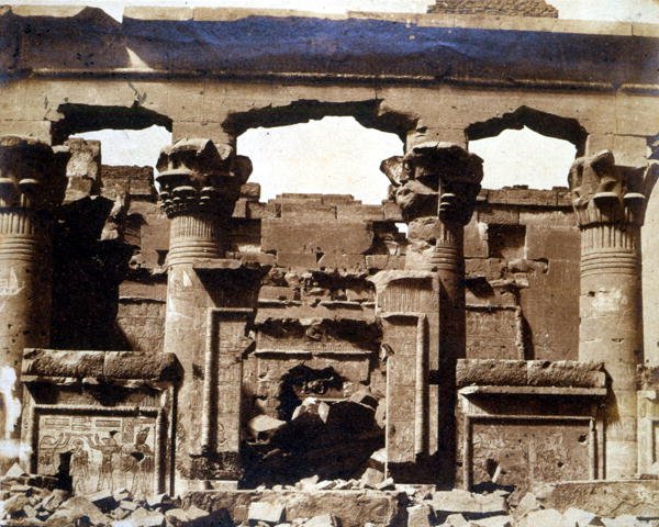 Portico of the Temple of Kalabsha ، من ألبوم "مصر القديمة في 1855 و 1856" (طباعة الملح الزلال) بواسطة توماس HG Fermor