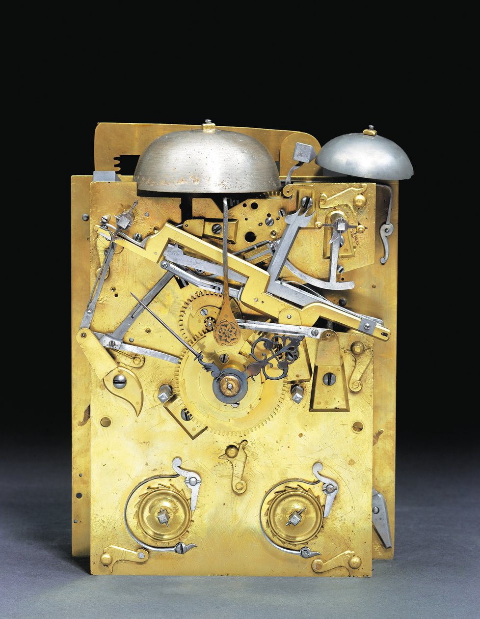 تفاصيل ساعة James II مثبتة على قوس ضرب مع تكرار سحب ربع ، لا. 166 ، حوالي 1690 - 95 بواسطة توماس تومبيون