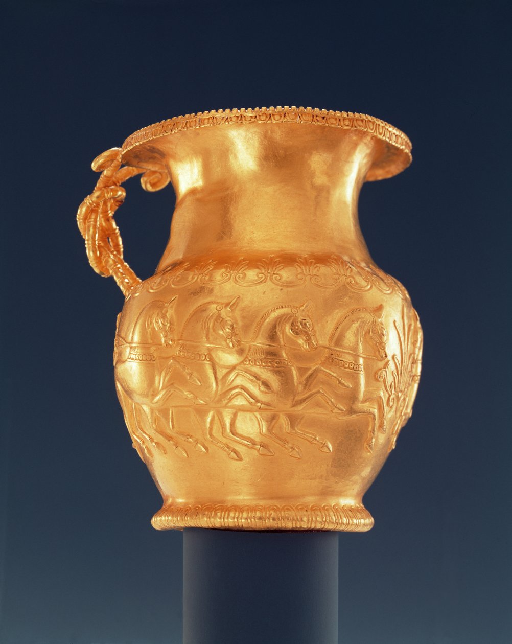 كوب ، c.380-350 قبل الميلاد (ذهبي) بواسطة التراقي