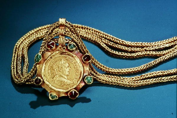 عملة ، من عهد كاراكالاس مُركبة على قلادة ، 249 (ذهبي) بواسطة التراقي