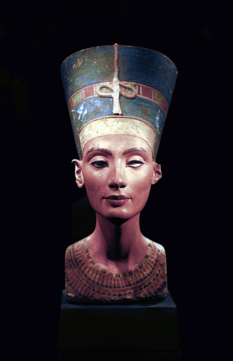تمثال نصفي لنفرتيتي (1370 - 1330 قبل الميلاد) الزوجة الملكية العظيمة (القرين الرئيسي) للفرعون المصري إخناتون. اشتهرت نفرتيتي وزوجها بثورة دينية. بدأوا في عبادة إله واحد فقط ، آتون ، قرص الشمس. بواسطة تحتمس تحتمس