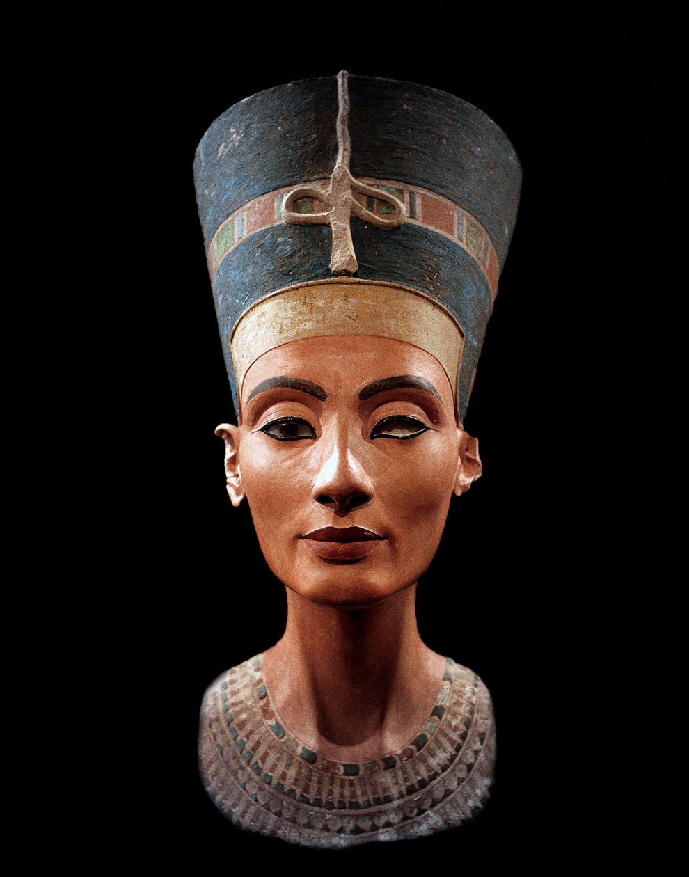 تمثال نصفي لنفرتيتي (1370 - 1330 قبل الميلاد) الزوجة الملكية العظيمة (القرين الرئيسي) للفرعون المصري إخناتون. اشتهرت نفرتيتي وزوجها بثورة دينية. كانوا يعبدون إلهًا واحدًا فقط ، آتون ، قرص الشمس. بواسطة تحتمس تحتمس