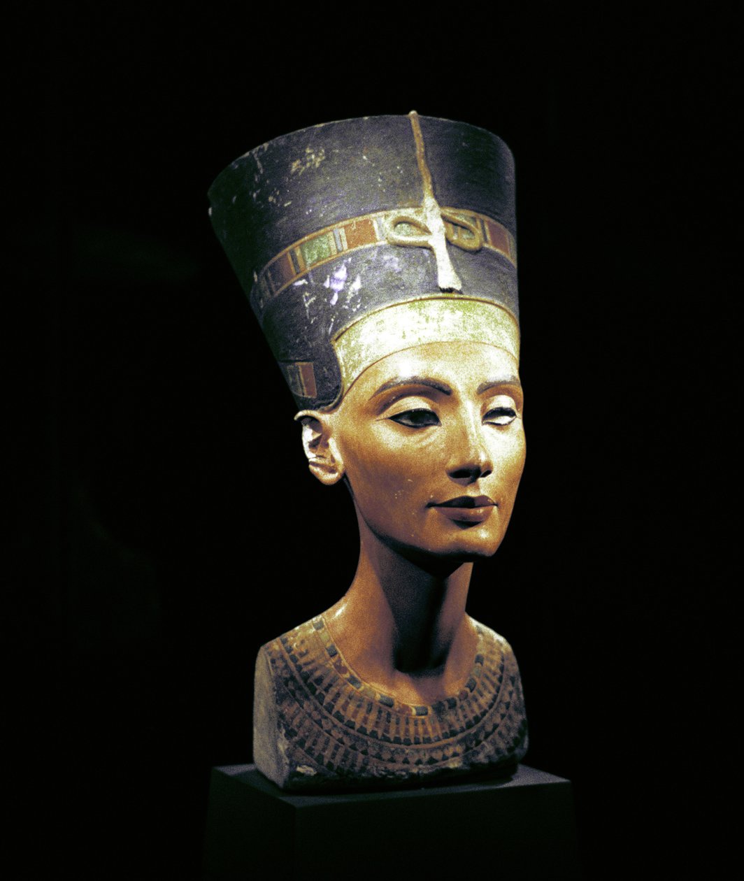 تمثال نصفي لنفرتيتي (1370 - 1330 قبل الميلاد) الزوجة الملكية العظيمة (القرين الرئيسي) للفرعون المصري إخناتون. اشتهرت نفرتيتي وزوجها بثورة دينية. بدأوا في عبادة إله واحد فقط ، آتون ، قرص الشمس. بواسطة تحتمس تحتمس