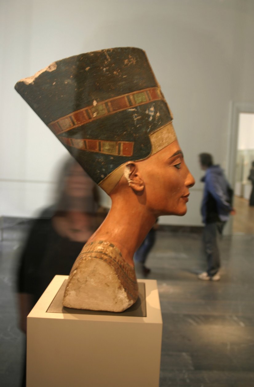 تمثال نصفي لنفرتيتي (1370 - 1330 قبل الميلاد) الزوجة الملكية العظيمة (القرين الرئيسي) للفرعون المصري إخناتون. اشتهرت نفرتيتي وزوجها بثورة دينية. بدأوا في عبادة إله واحد فقط ، آتون ، قرص الشمس. بواسطة تحتمس تحتمس