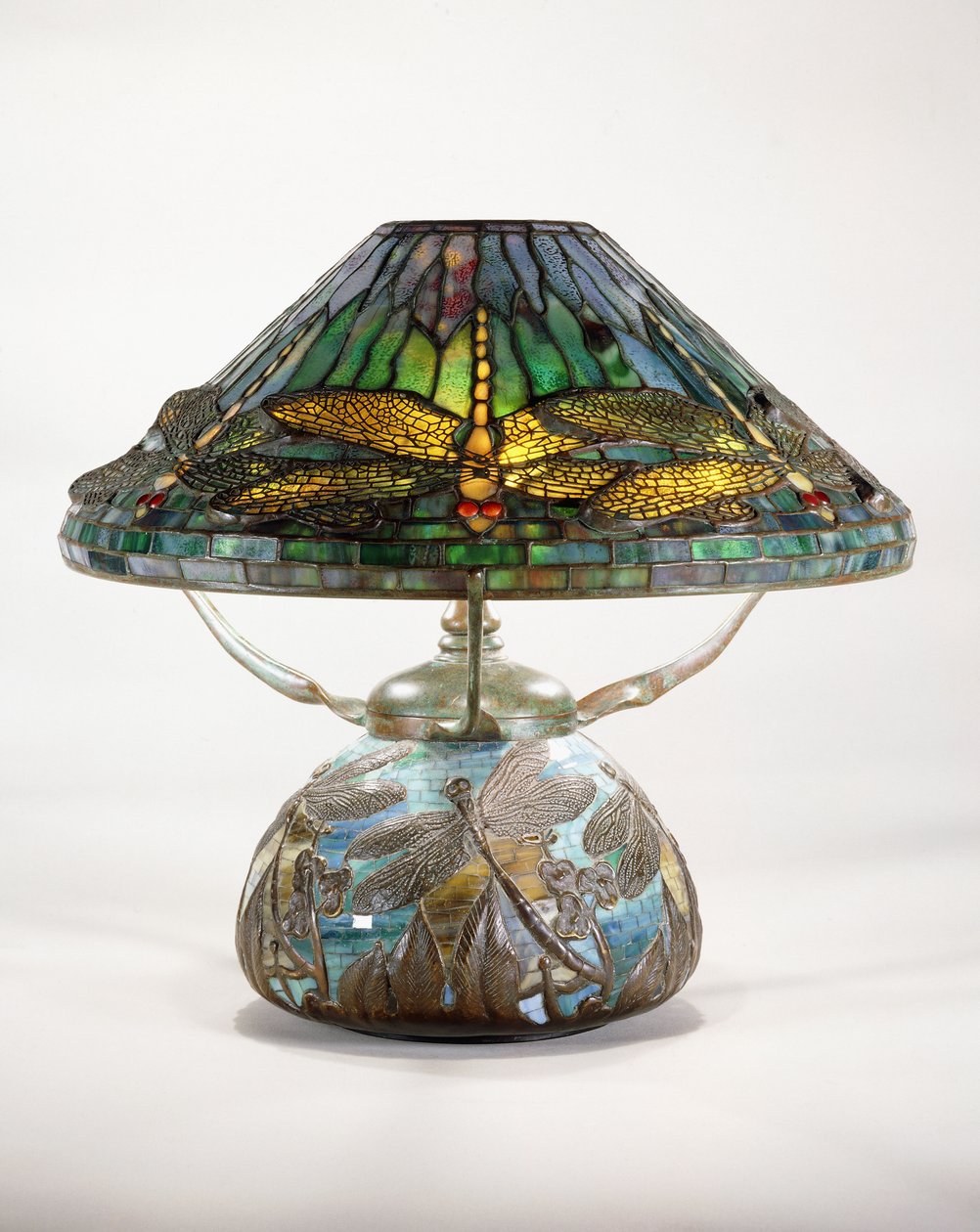 مصباح طاولة على شكل ذبابة التنين من Tiffany Studios بواسطة تيفاني وشركاه