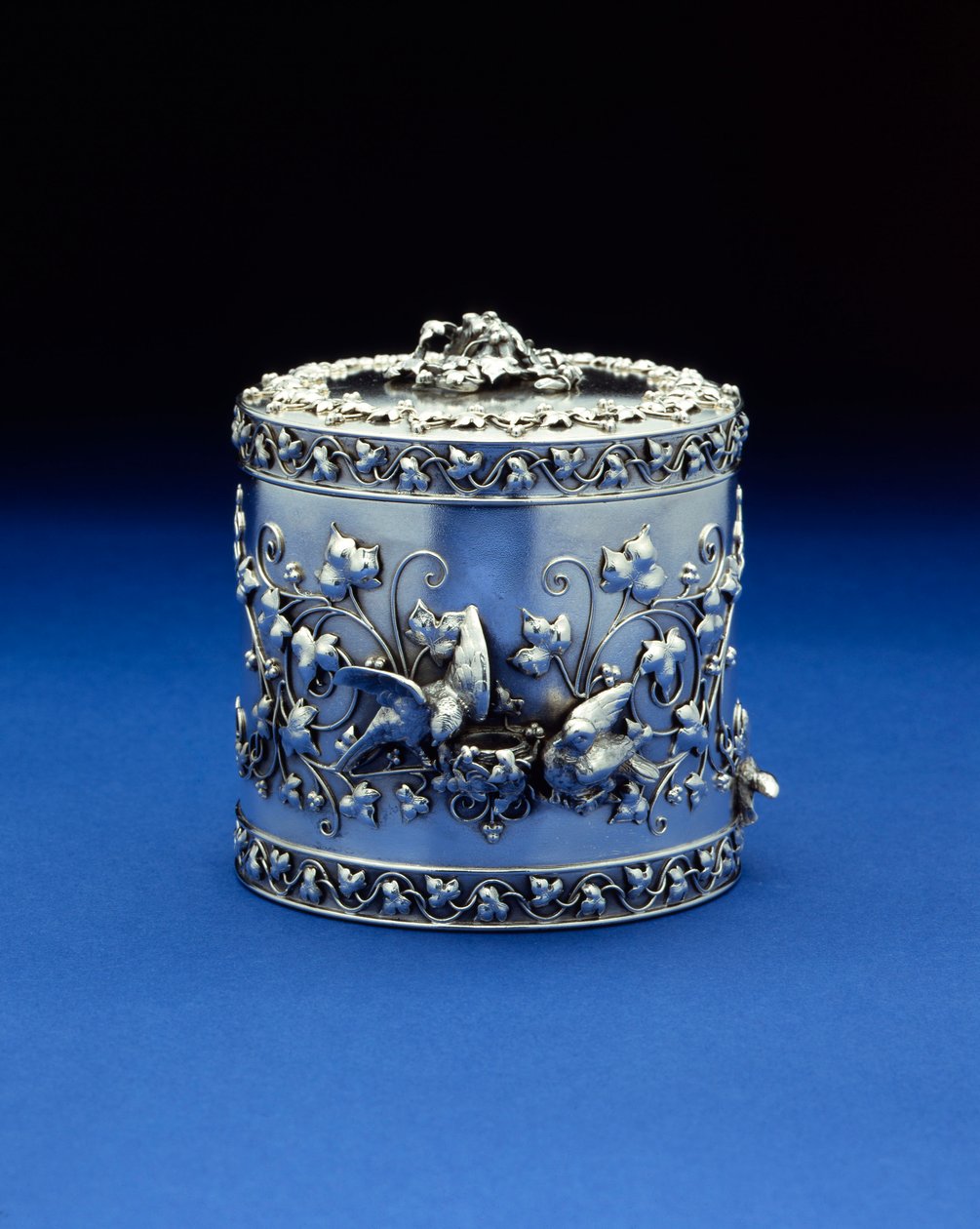 صندوق أسطواني من تصميم Tiffany & Co ، 1870-185 (فضي) بواسطة تيفاني وشركاه
