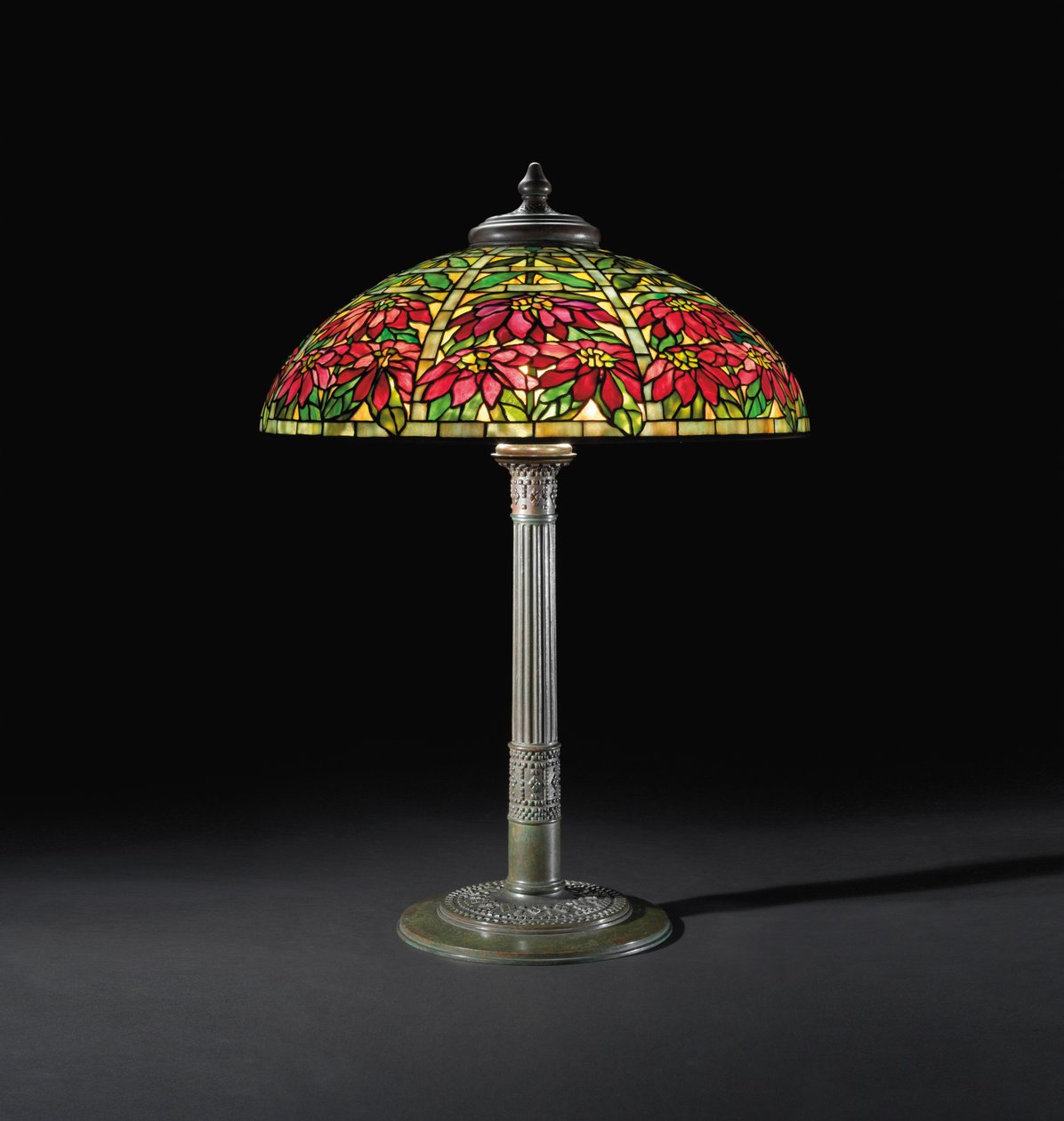 مصباح طاولة Poinsettia ، حوالي 1910 (زجاج رصاصي وبرونز) بواسطة تيفاني وشركاه