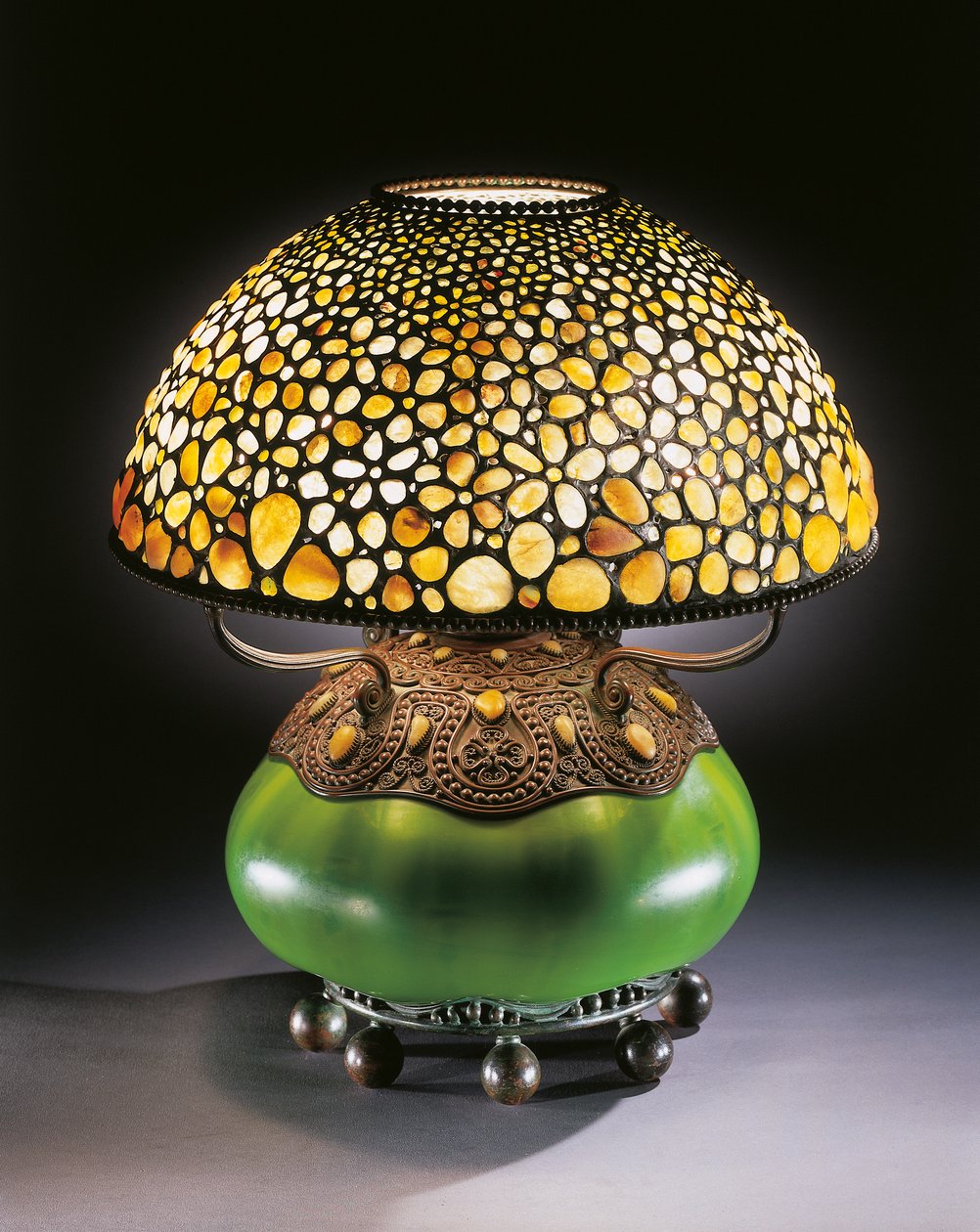 مصباح طاولة نادر `` Pebble &39;&39; ، حوالي 1906 (زجاج مرصص وحجر وبرونز وزجاج منفوخ) بواسطة تيفاني وشركاه