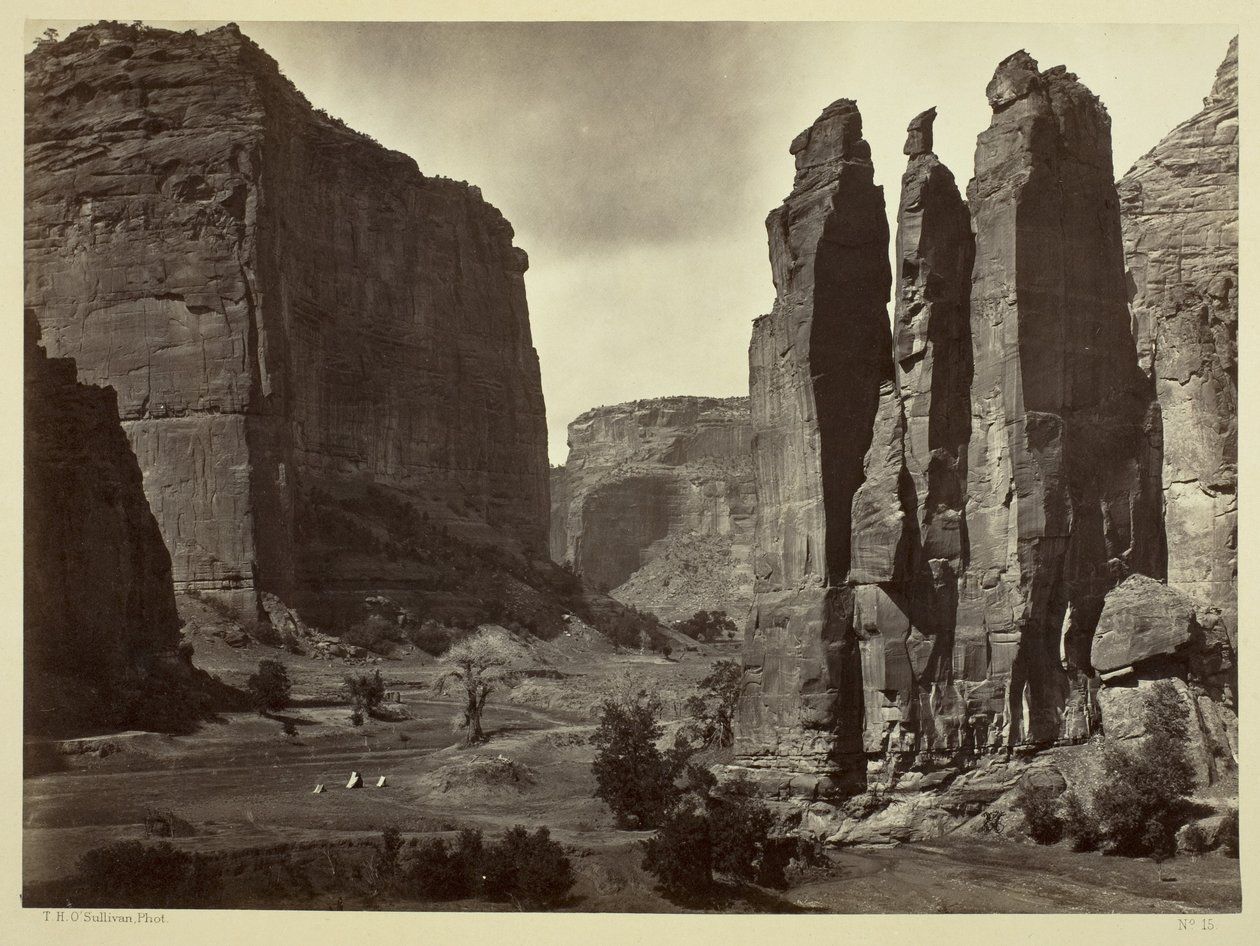 Cañon de Chelle ، جدران Grand Cañon ، يبلغ ارتفاعها حوالي 1200 قدم ، 1873 بواسطة تيموثي أوسوليفان