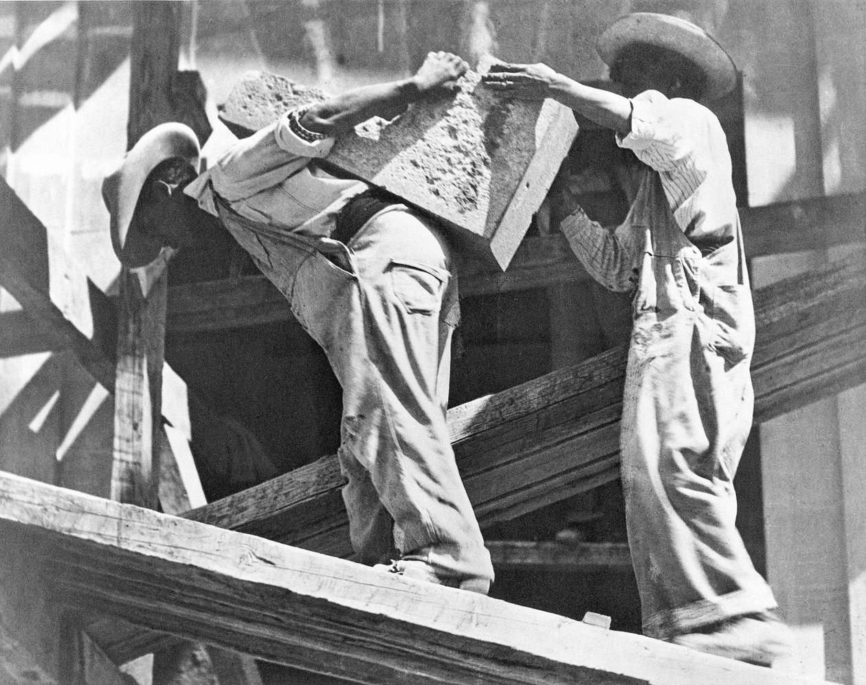 عمال البناء في الاستاد ، مكسيكو سيتي ، 1927 بواسطة تينا مودوتي