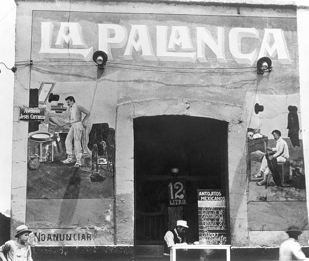لا بالانكا (Pulqueria ، Avenida Jesus Carranza) ، مكسيكو سيتي ، ج .1927 بواسطة تينا مودوتي