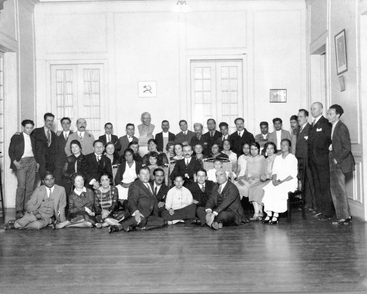 استقبال في سفارة الاتحاد السوفيتي ، مكسيكو سيتي ، 1926 بواسطة تينا مودوتي