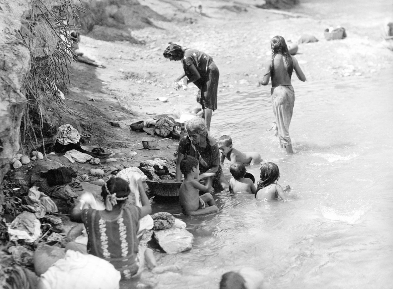 الغسل عند النهر بالقرب من تيهوانتيبيك ، المكسيك ، 1929 بواسطة تينا مودوتي