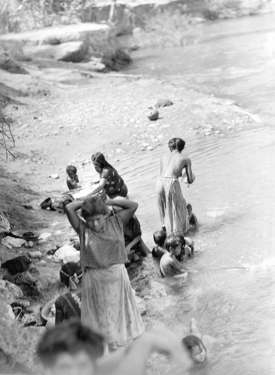 الغسل عند النهر بالقرب من تيهوانتيبيك ، المكسيك ، 1929 بواسطة تينا مودوتي