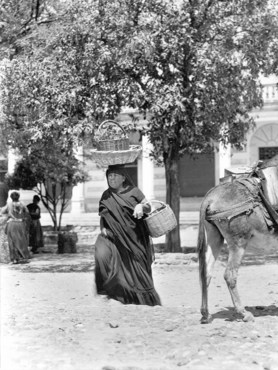امرأة في تيهوانتيبيك ، المكسيك ، 1929 بواسطة تينا مودوتي