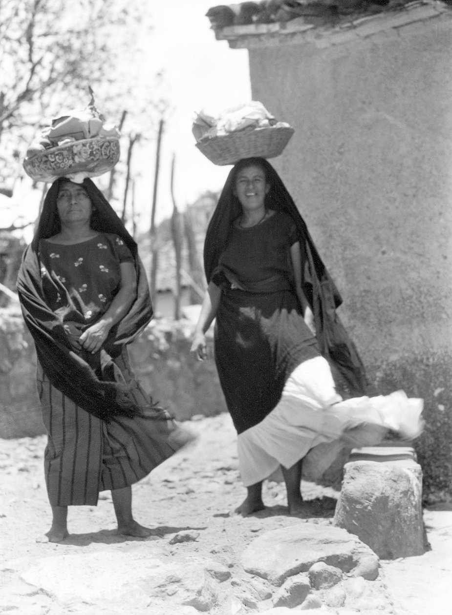 النساء في تيهوانتيبيك ، المكسيك ، 1929 بواسطة تينا مودوتي