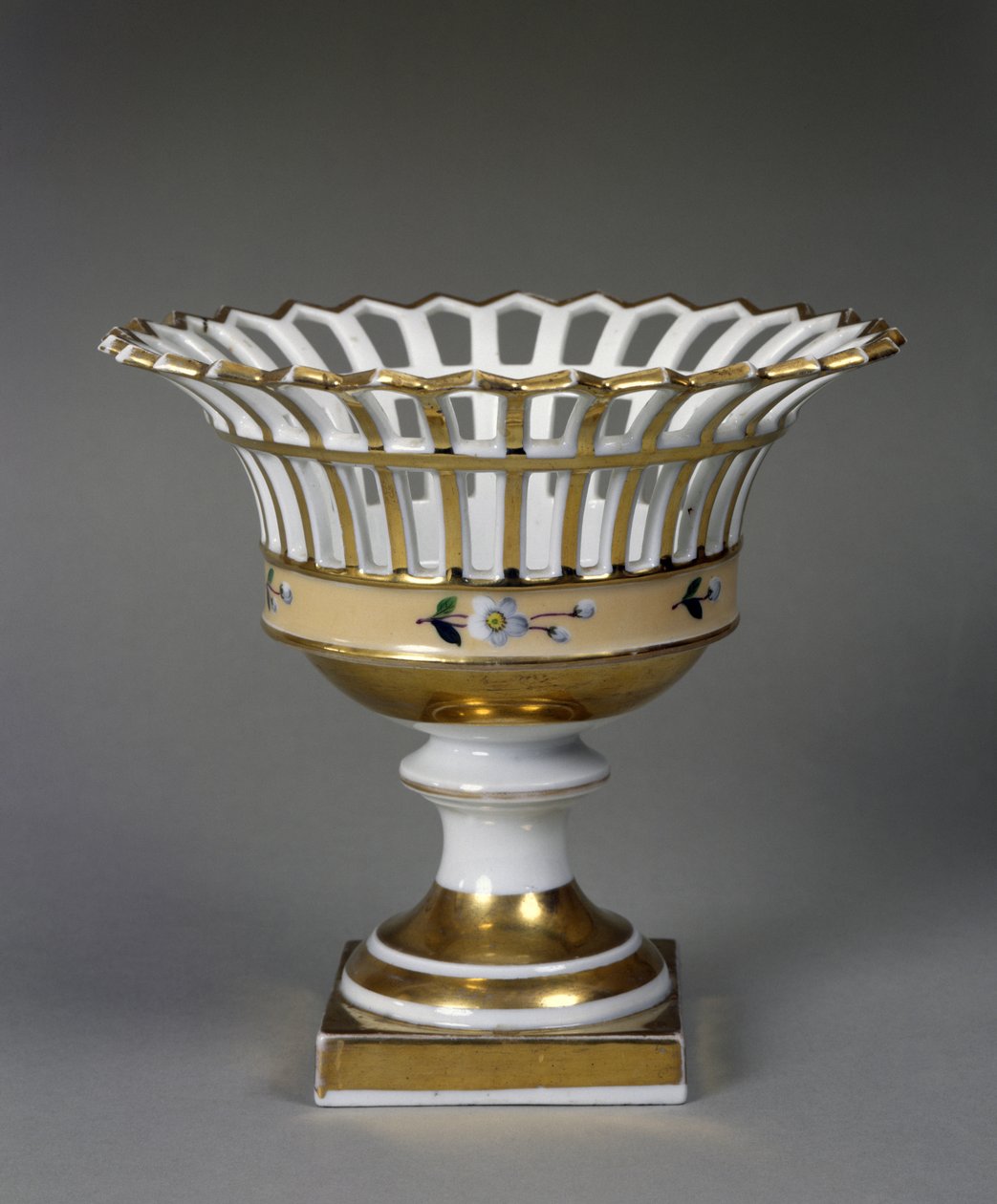 سلة فواكه ، ج. 1826-1838 (بورسلين صلب اللصق مع مينا وتذهيب) بواسطة مصنع تاكر الصين