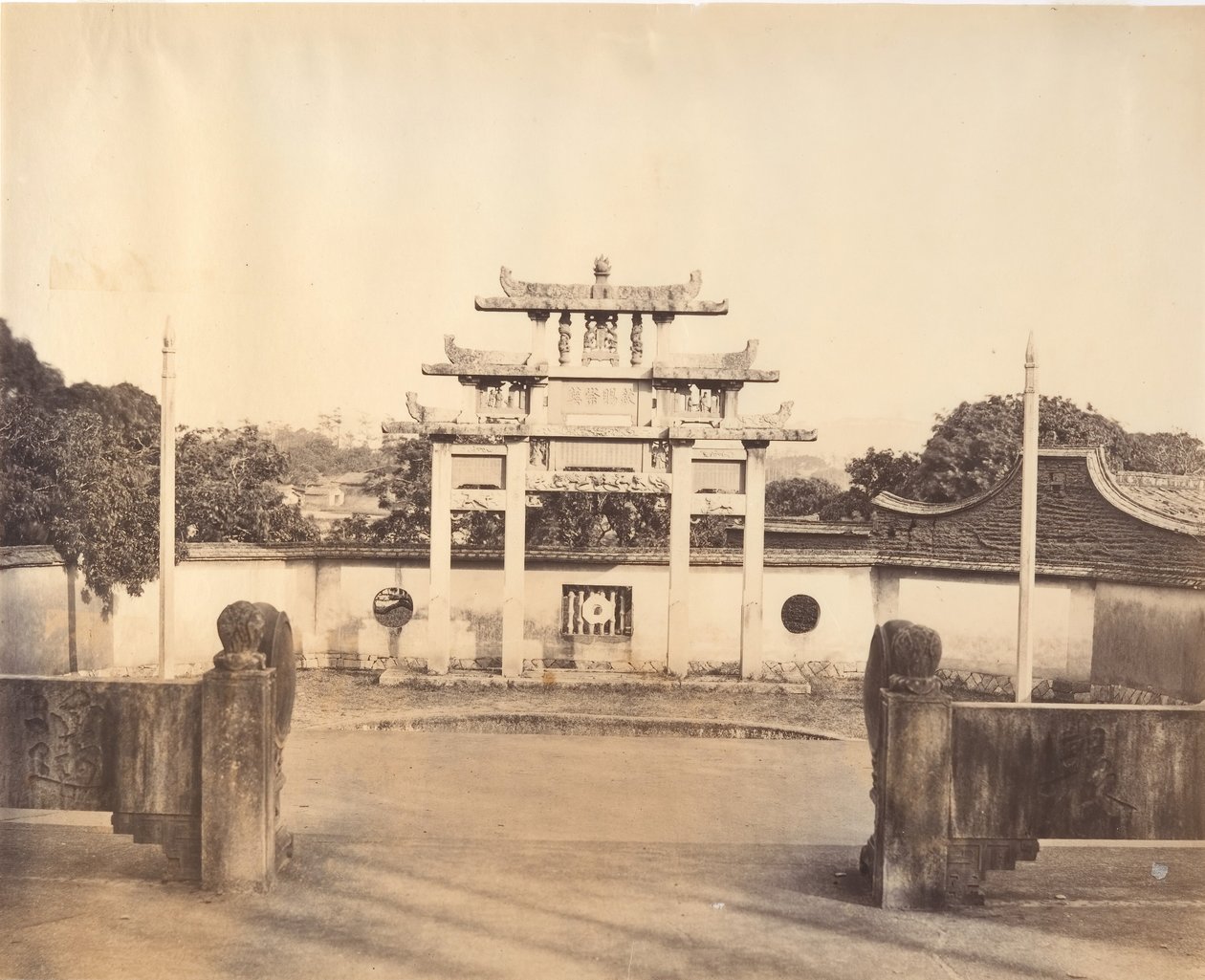 Triumphal Arche ، Foochow ، كاليفورنيا. 1869. بواسطة تونغ هينج.