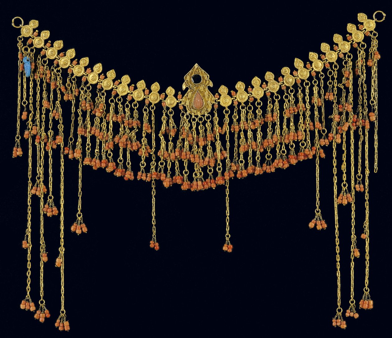 شريط الجبين ، يُنسب إلى Safranbolu ، آسيا الصغرى (الفضة المذهبة ، الصغر ، المرجان ومعجون الزجاج) بواسطة المدرسة التركية
