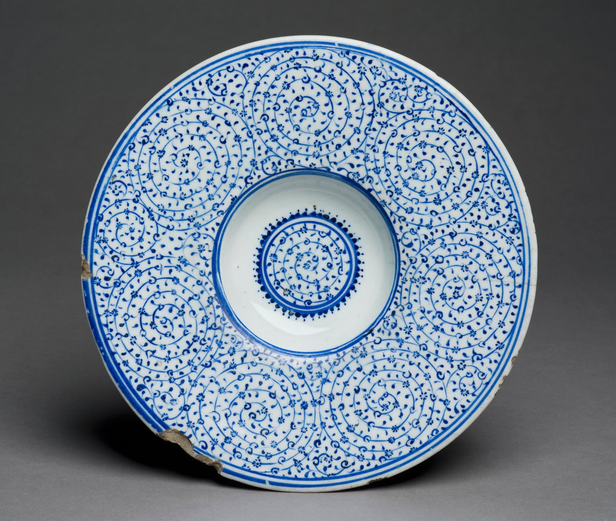 طبق Tondino ، Iznik Golden Horn Ware ، تركي ، c.1535-45 (عجينة حجرية مع طلاء أزرق تحت التزجيج) 88 ؛ انظر أيضًا 117758 ؛ بواسطة المدرسة التركية