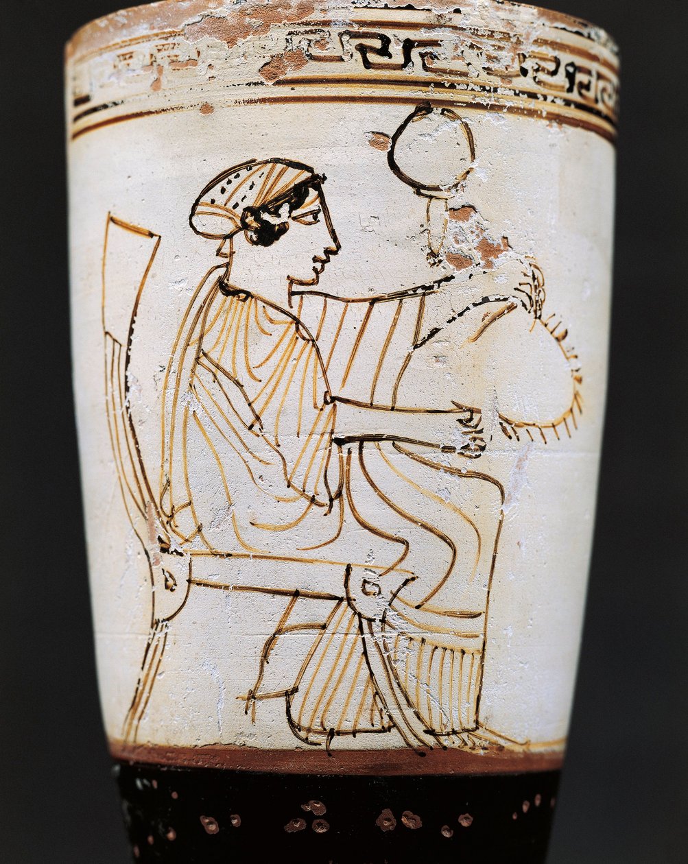Lekythos ، قارورة زيت تُنسب إلى Tymbos Painter تصور امرأة نسج التاج ، القرن الخامس قبل الميلاد بواسطة رسام Tymbos (Attr. To)
